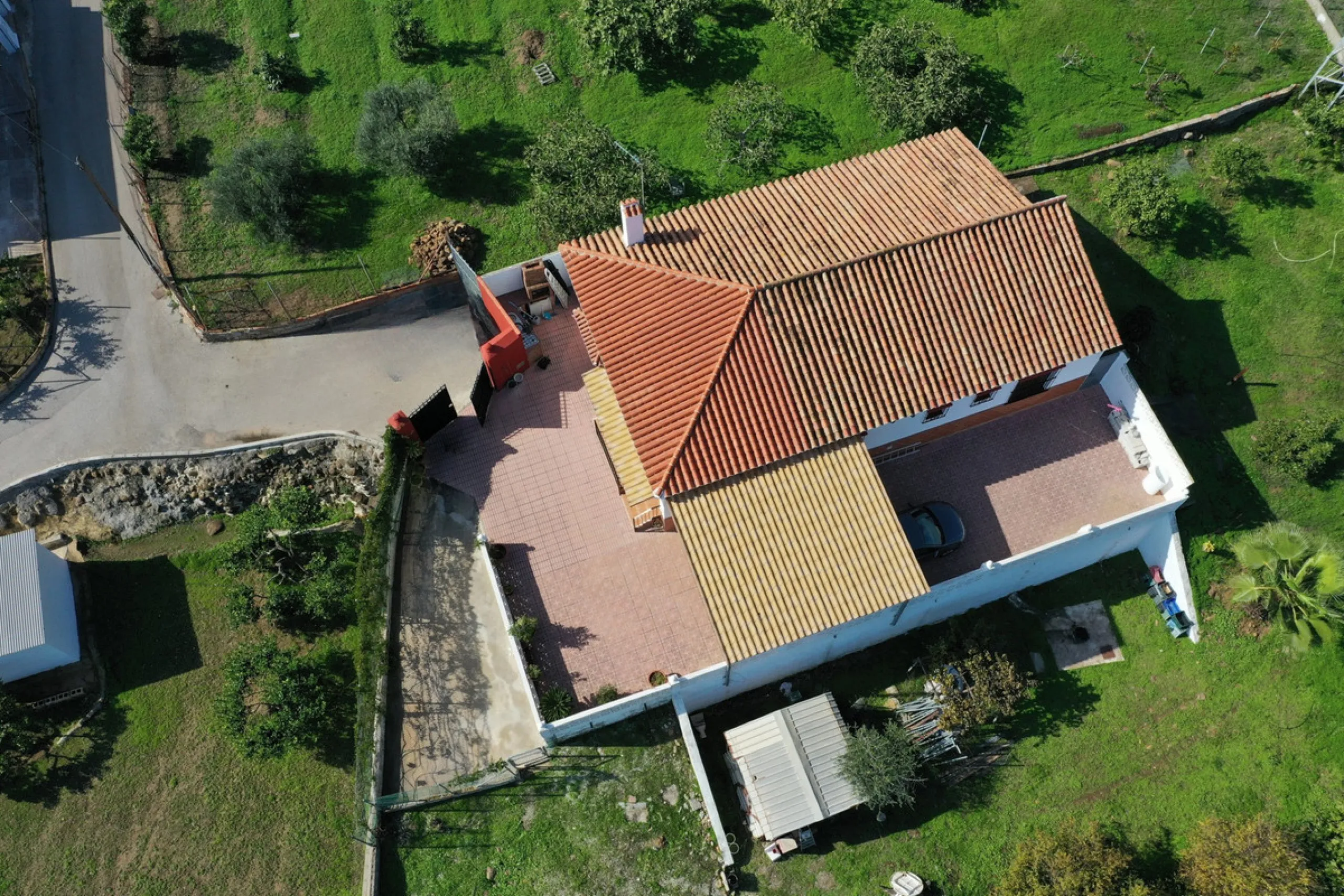 Located in the tranquil area of El Padron, in Estepona East, this estate offers a perfect retreat for those seeking to combine the serenity of the countryside with proximity to the city. With an extensive area of 6,096m², the property stands out for its p