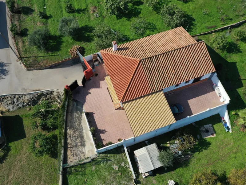 Located in the tranquil area of El Padron, in Estepona East, this estate offers a perfect retreat for those seeking to combine the serenity of the countryside with proximity to the city. With an extensive area of 6,096m², the property stands out for its p