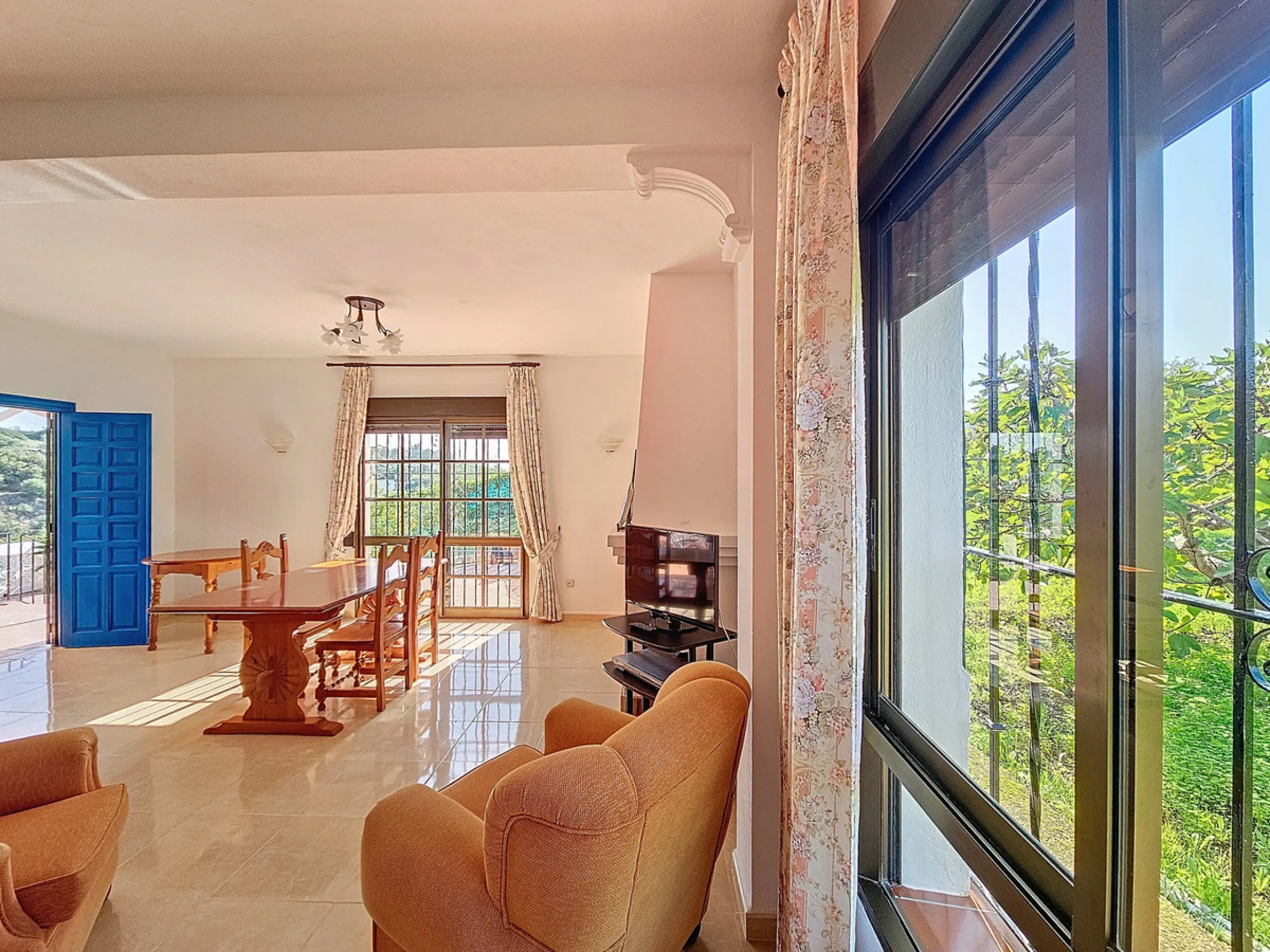 Located in the tranquil area of El Padron, in Estepona East, this estate offers a perfect retreat for those seeking to combine the serenity of the countryside with proximity to the city. With an extensive area of 6,096m², the property stands out for its p
