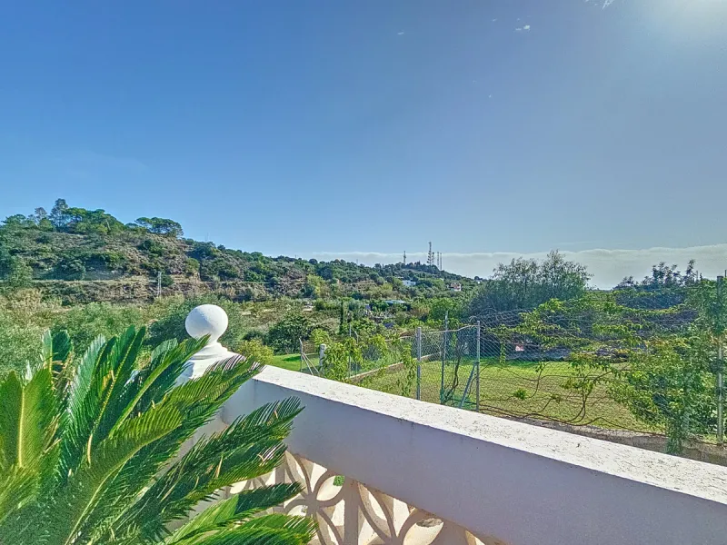 Located in the tranquil area of El Padron, in Estepona East, this estate offers a perfect retreat for those seeking to combine the serenity of the countryside with proximity to the city. With an extensive area of 6,096m², the property stands out for its p