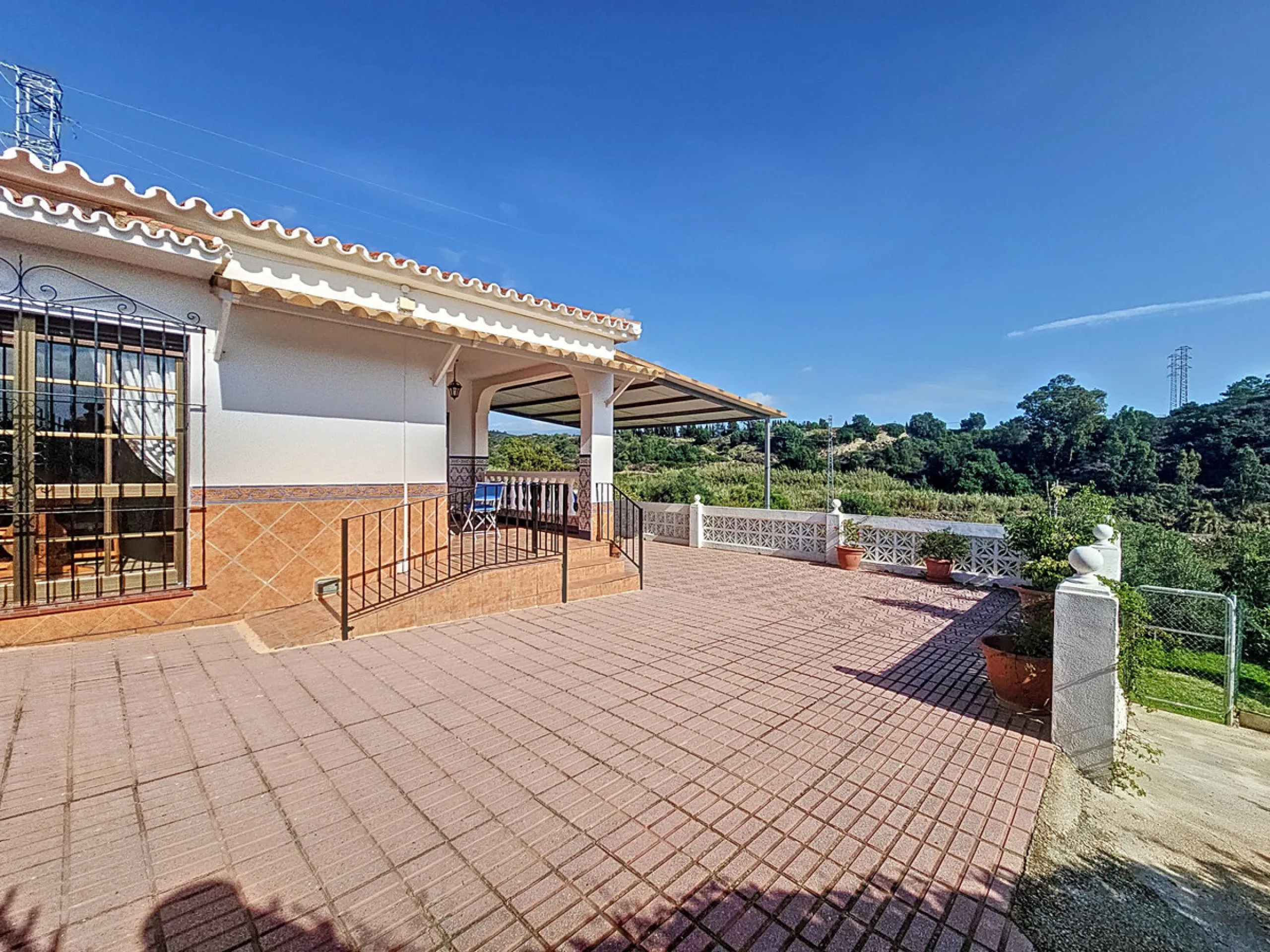 Located in the tranquil area of El Padron, in Estepona East, this estate offers a perfect retreat for those seeking to combine the serenity of the countryside with proximity to the city. With an extensive area of 6,096m², the property stands out for its p