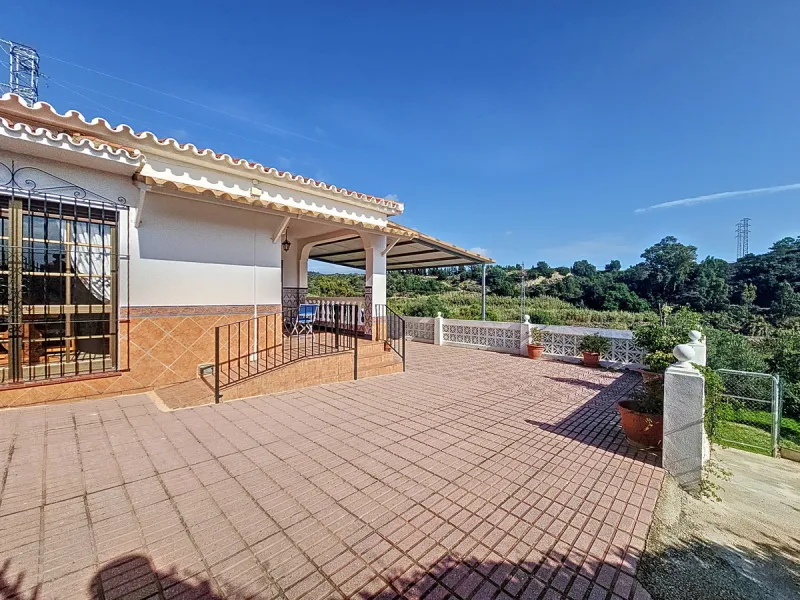 Located in the tranquil area of El Padron, in Estepona East, this estate offers a perfect retreat for those seeking to combine the serenity of the countryside with proximity to the city. With an extensive area of 6,096m², the property stands out for its p