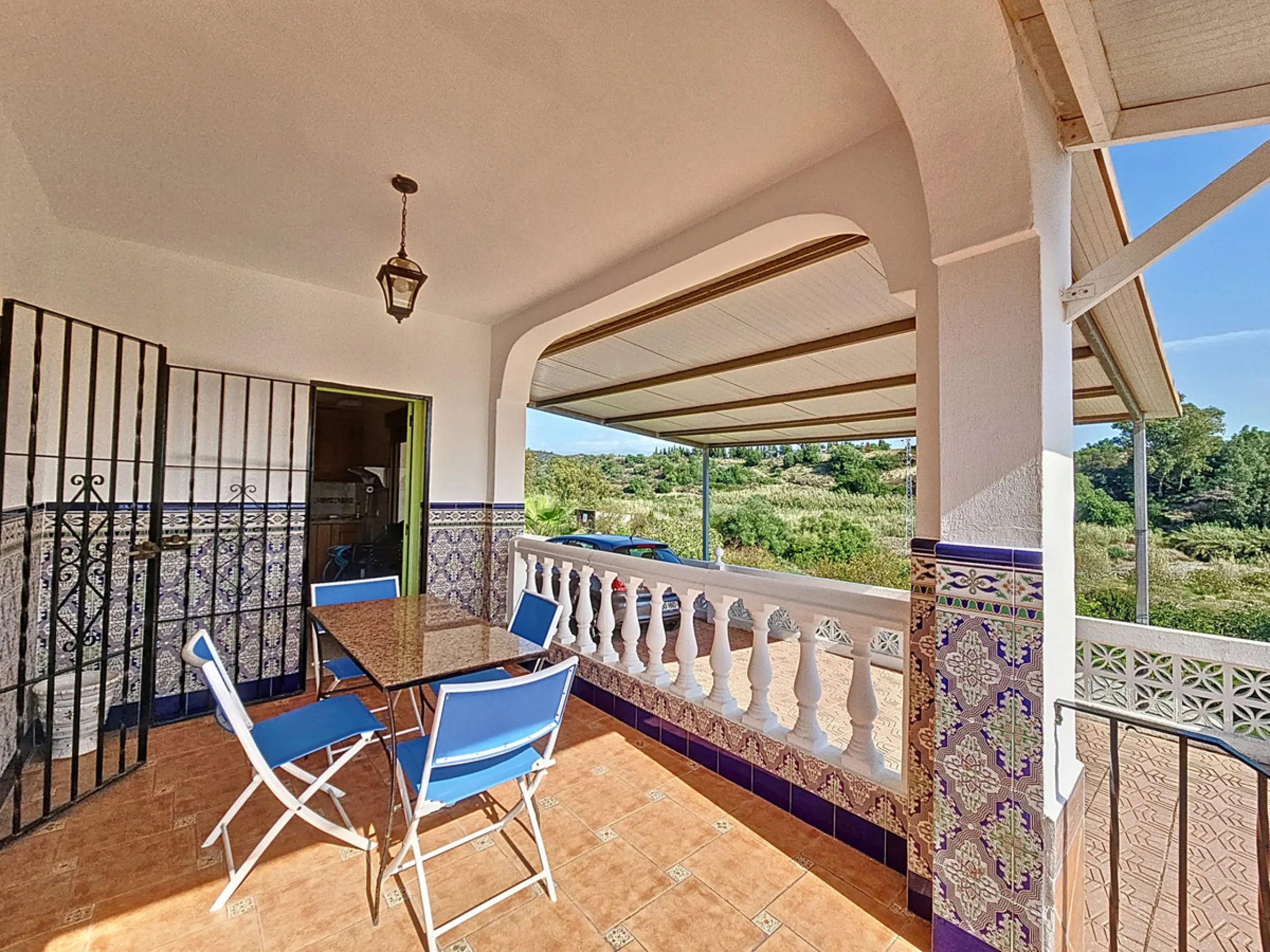Located in the tranquil area of El Padron, in Estepona East, this estate offers a perfect retreat for those seeking to combine the serenity of the countryside with proximity to the city. With an extensive area of 6,096m², the property stands out for its p