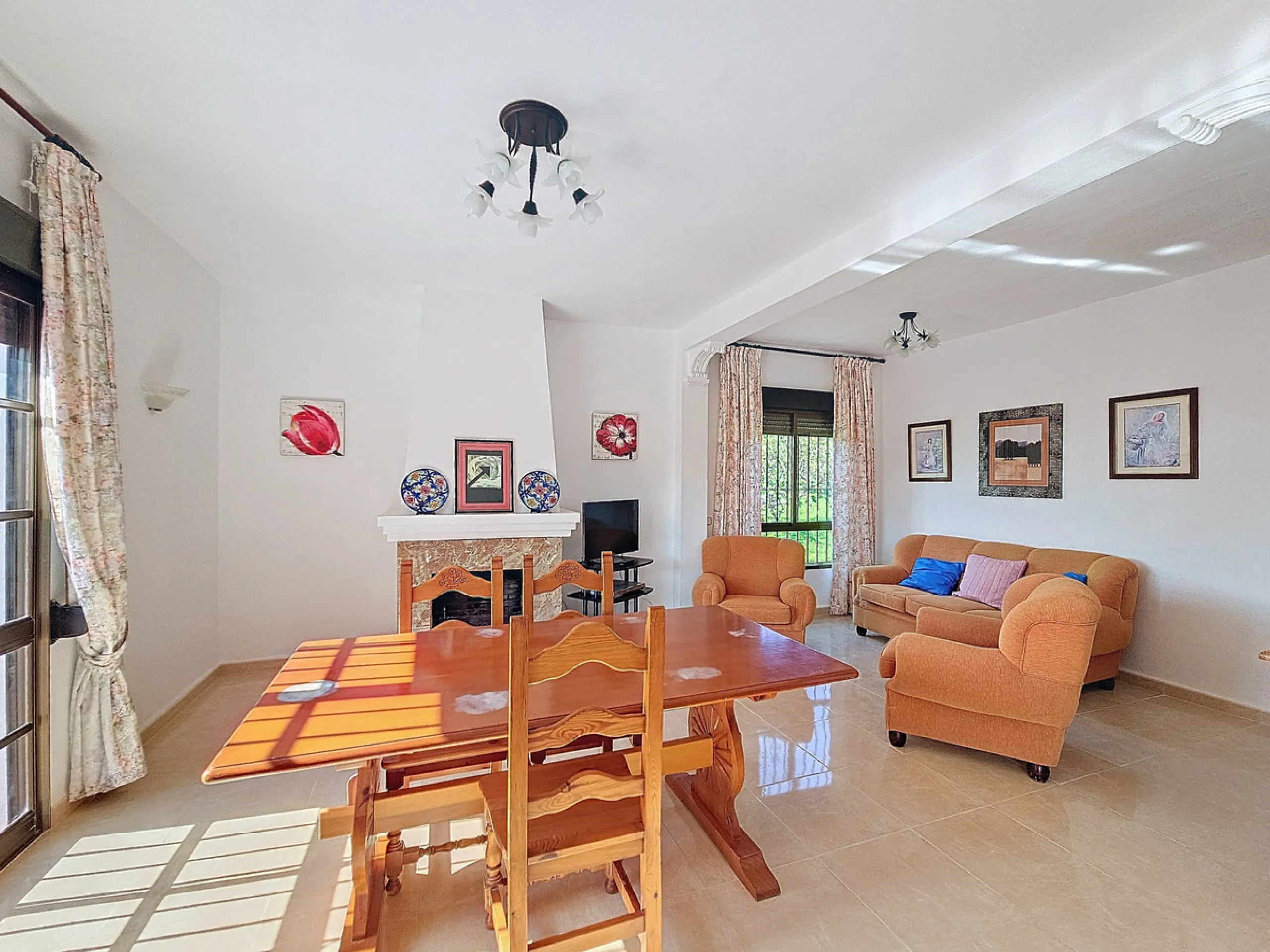 Located in the tranquil area of El Padron, in Estepona East, this estate offers a perfect retreat for those seeking to combine the serenity of the countryside with proximity to the city. With an extensive area of 6,096m², the property stands out for its p