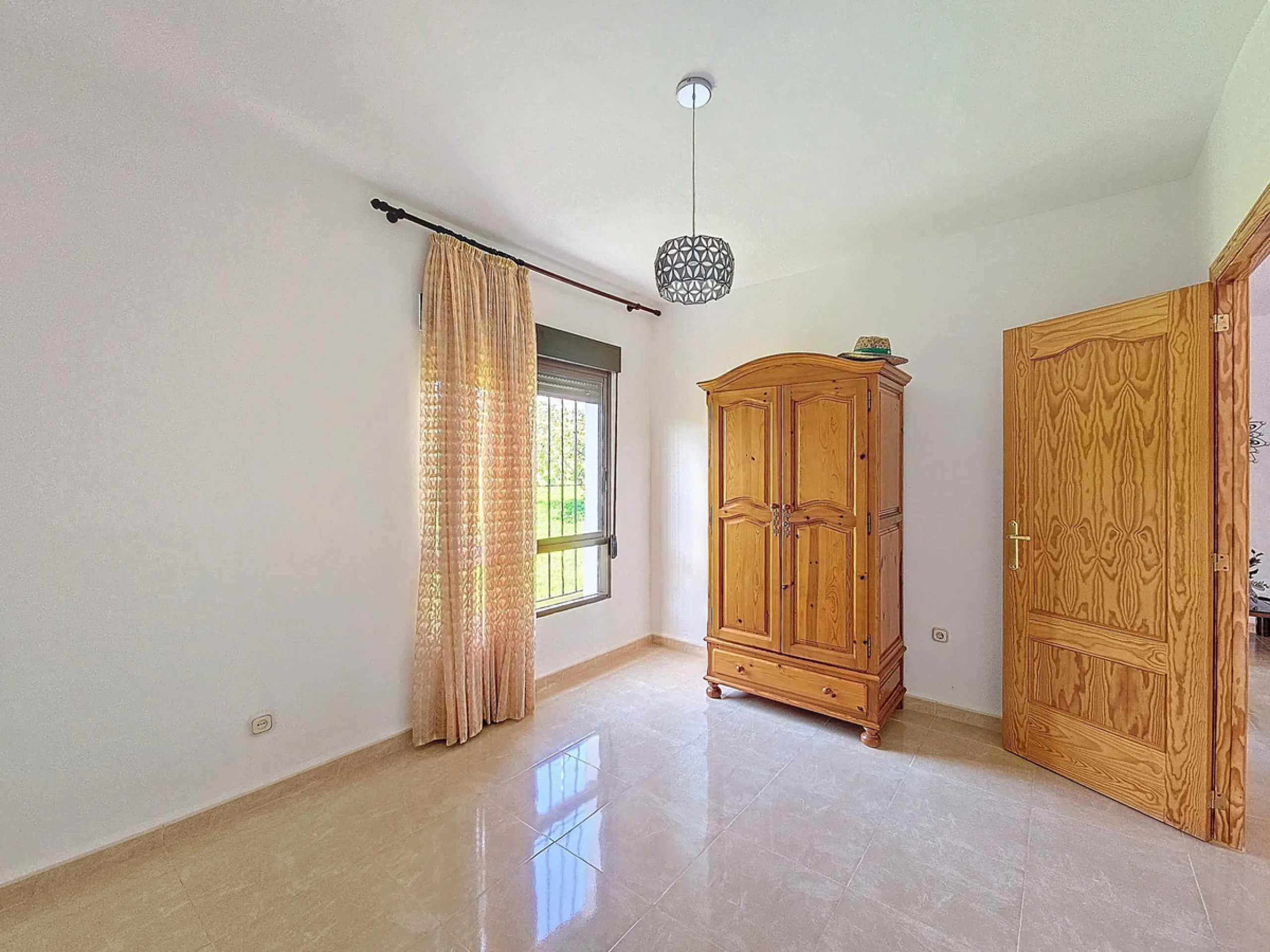 Located in the tranquil area of El Padron, in Estepona East, this estate offers a perfect retreat for those seeking to combine the serenity of the countryside with proximity to the city. With an extensive area of 6,096m², the property stands out for its p
