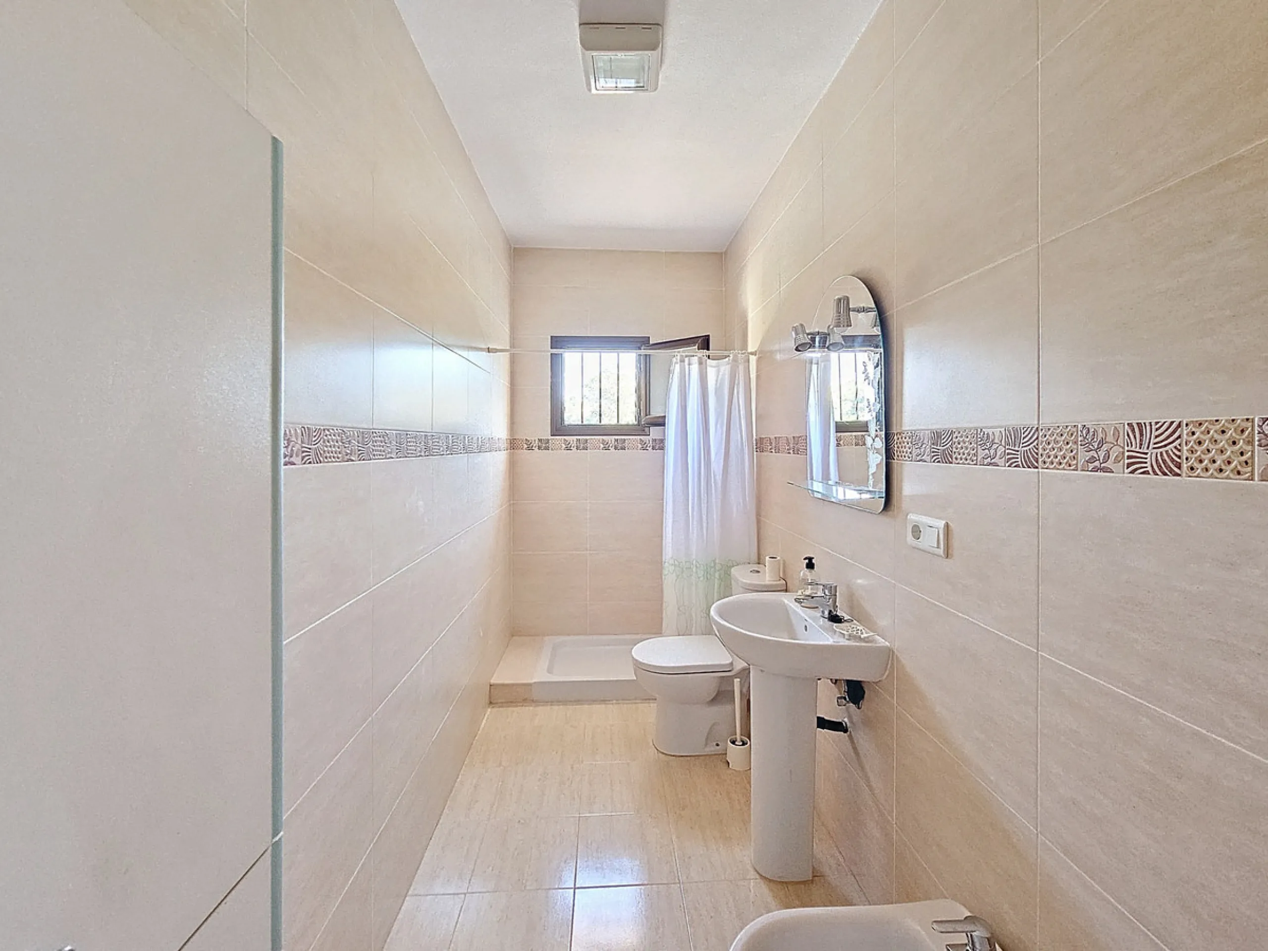 Located in the tranquil area of El Padron, in Estepona East, this estate offers a perfect retreat for those seeking to combine the serenity of the countryside with proximity to the city. With an extensive area of 6,096m², the property stands out for its p