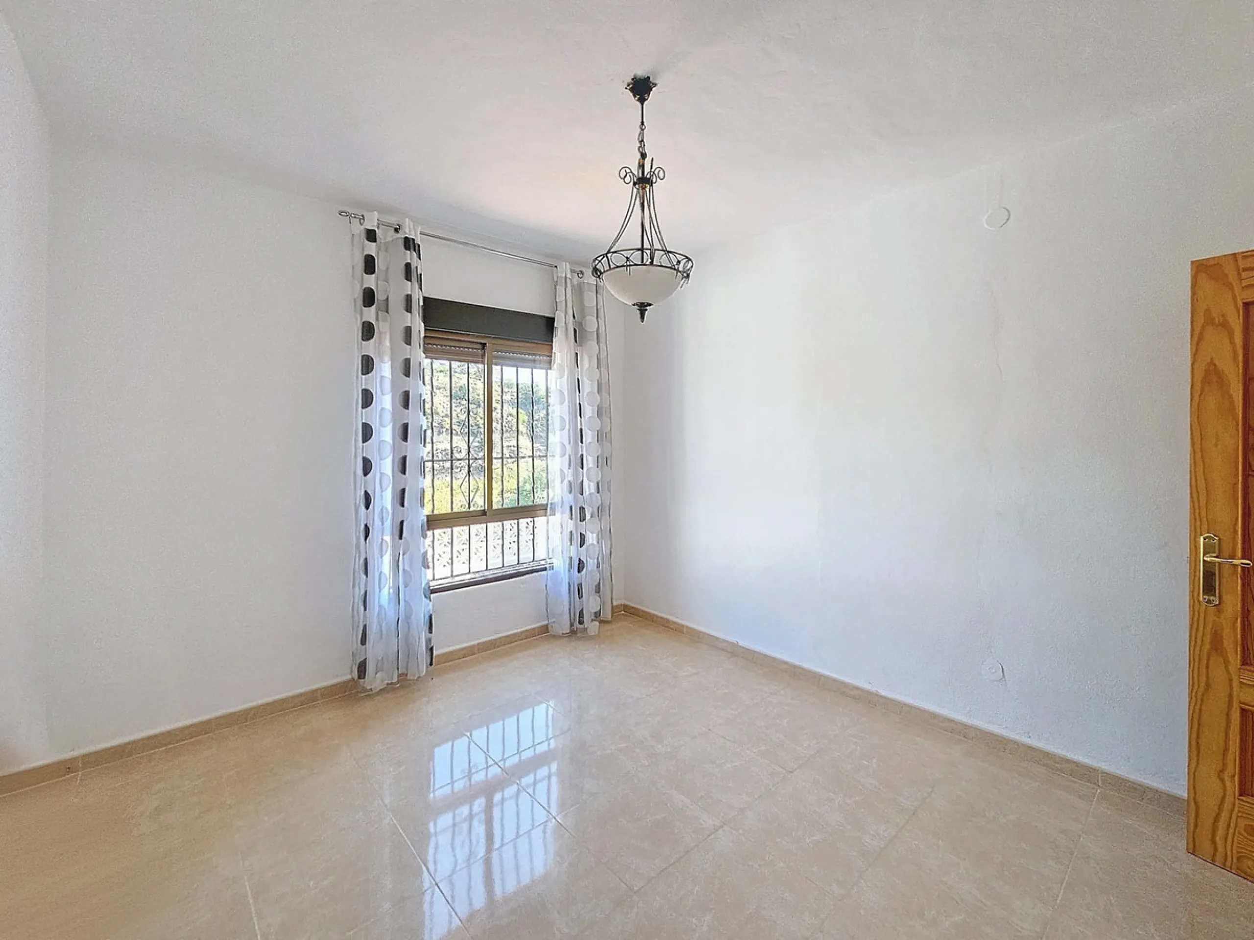 Located in the tranquil area of El Padron, in Estepona East, this estate offers a perfect retreat for those seeking to combine the serenity of the countryside with proximity to the city. With an extensive area of 6,096m², the property stands out for its p
