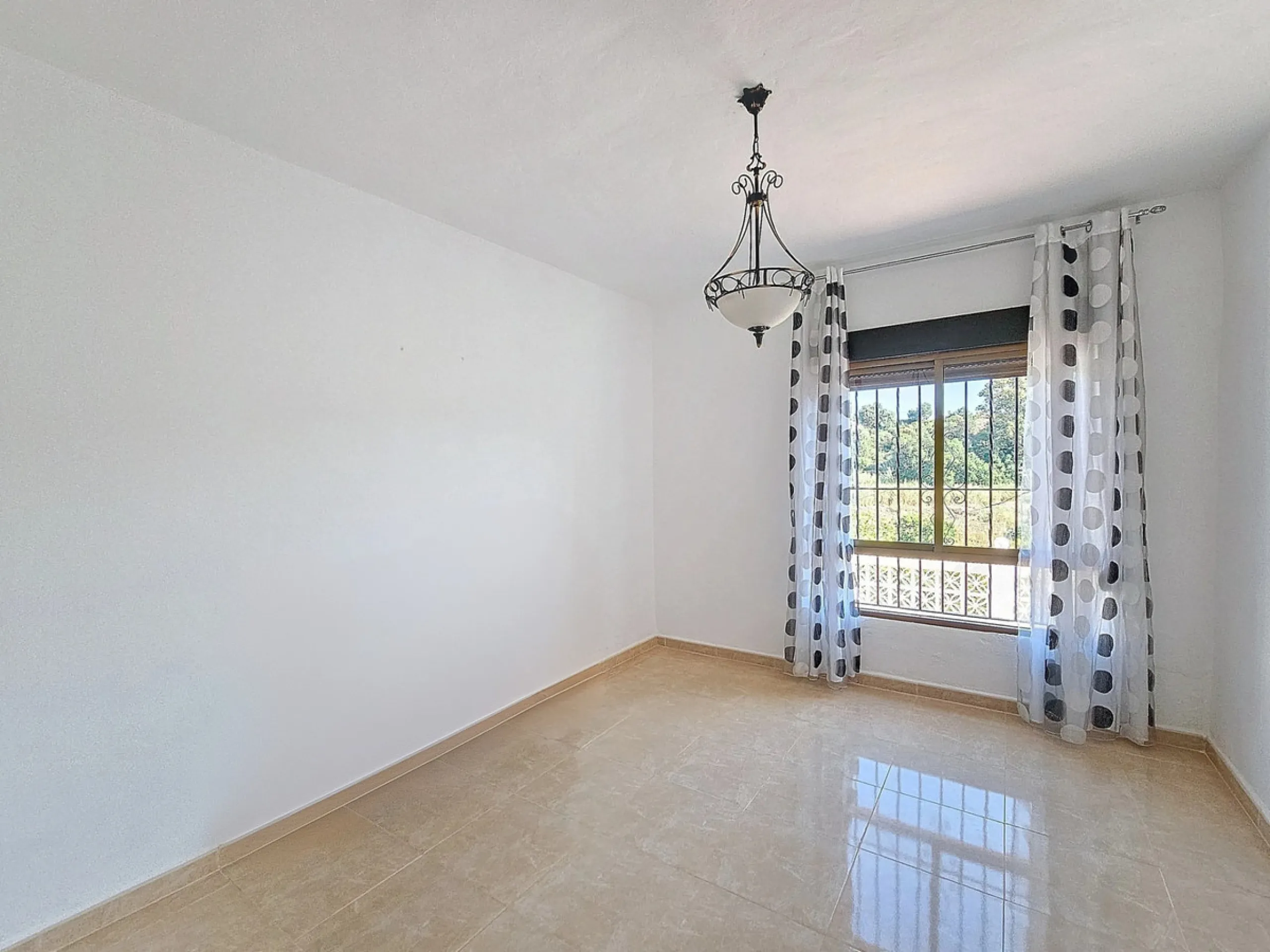 Located in the tranquil area of El Padron, in Estepona East, this estate offers a perfect retreat for those seeking to combine the serenity of the countryside with proximity to the city. With an extensive area of 6,096m², the property stands out for its p
