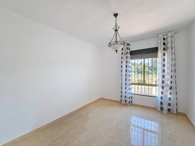 Located in the tranquil area of El Padron, in Estepona East, this estate offers a perfect retreat for those seeking to combine the serenity of the countryside with proximity to the city. With an extensive area of 6,096m², the property stands out for its p