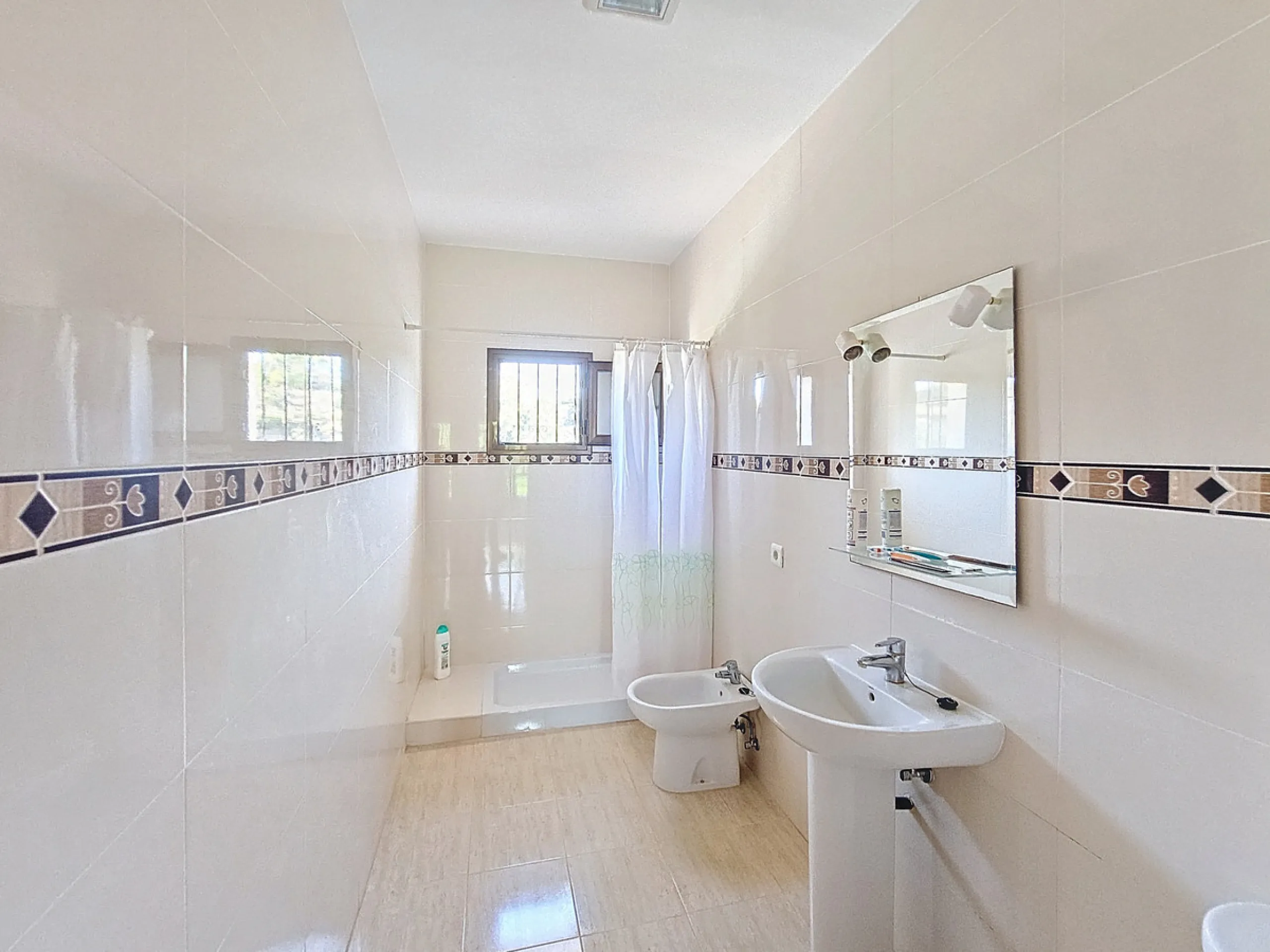 Located in the tranquil area of El Padron, in Estepona East, this estate offers a perfect retreat for those seeking to combine the serenity of the countryside with proximity to the city. With an extensive area of 6,096m², the property stands out for its p
