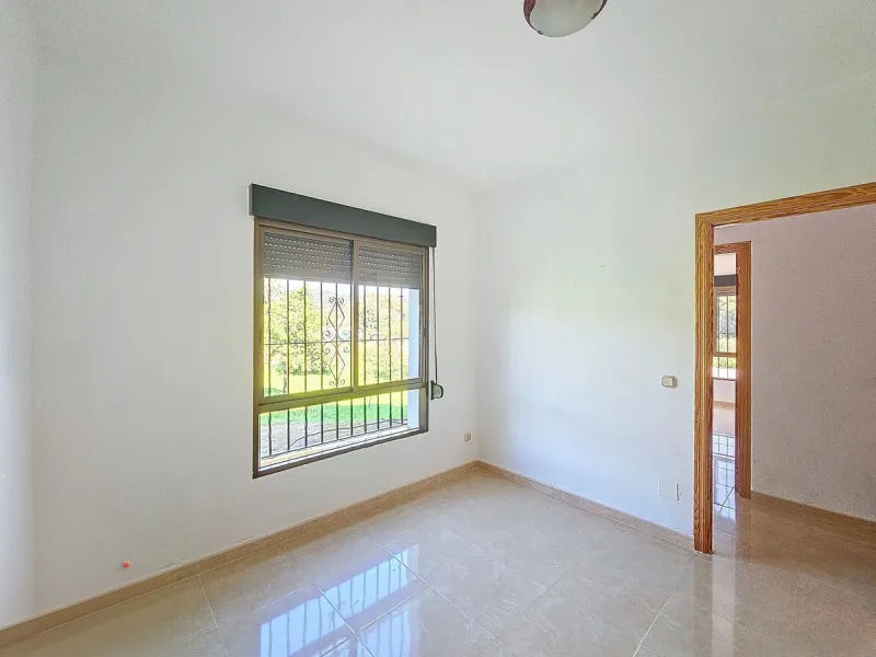 Located in the tranquil area of El Padron, in Estepona East, this estate offers a perfect retreat for those seeking to combine the serenity of the countryside with proximity to the city. With an extensive area of 6,096m², the property stands out for its p
