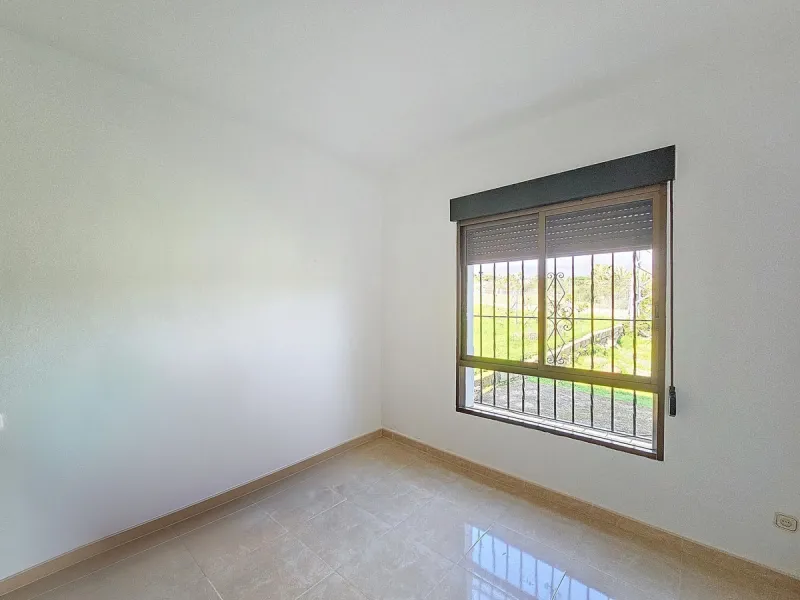 Located in the tranquil area of El Padron, in Estepona East, this estate offers a perfect retreat for those seeking to combine the serenity of the countryside with proximity to the city. With an extensive area of 6,096m², the property stands out for its p