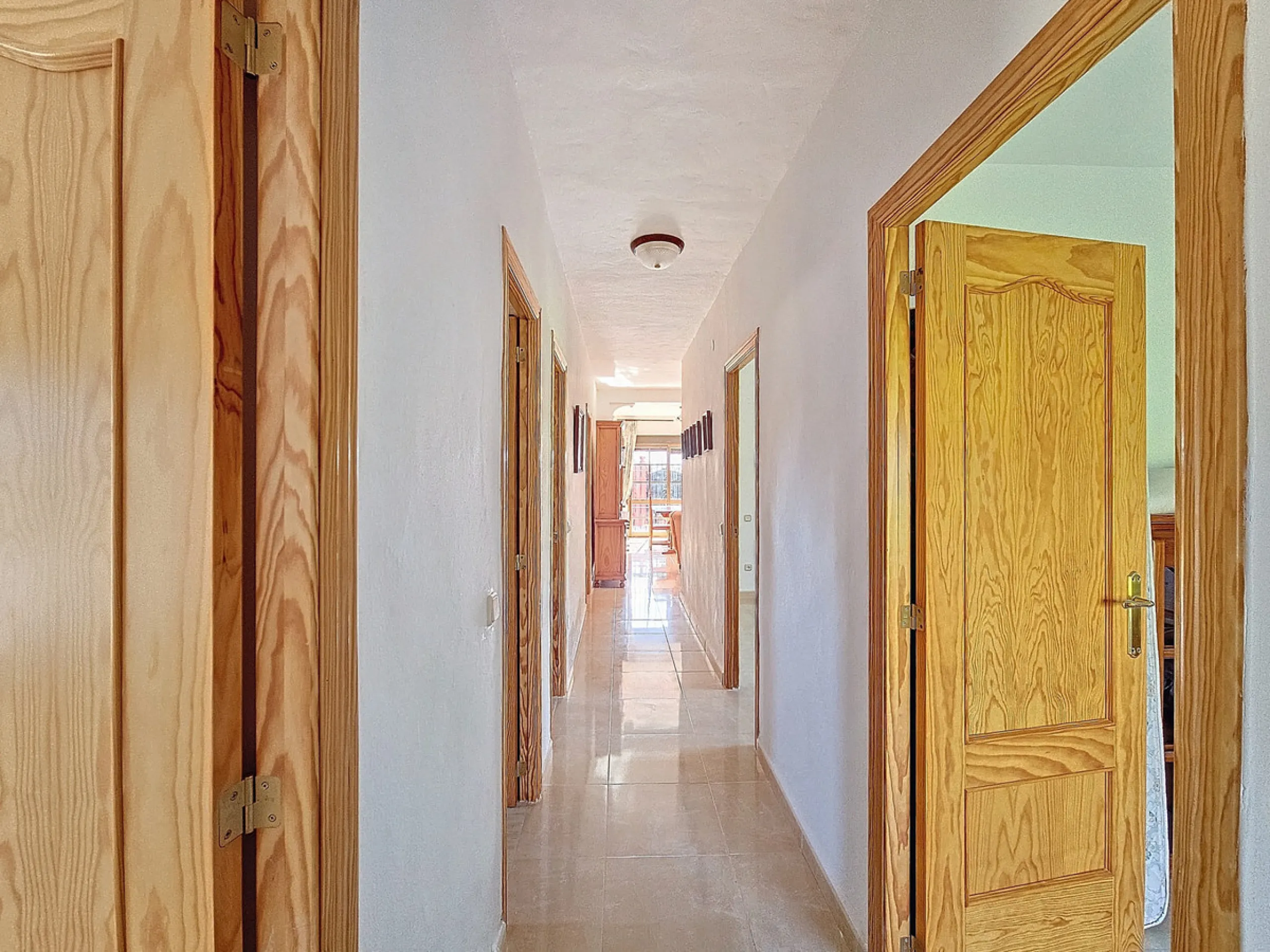 Located in the tranquil area of El Padron, in Estepona East, this estate offers a perfect retreat for those seeking to combine the serenity of the countryside with proximity to the city. With an extensive area of 6,096m², the property stands out for its p