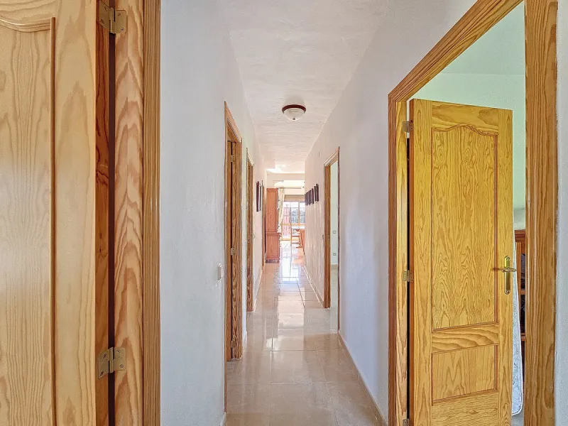Located in the tranquil area of El Padron, in Estepona East, this estate offers a perfect retreat for those seeking to combine the serenity of the countryside with proximity to the city. With an extensive area of 6,096m², the property stands out for its p