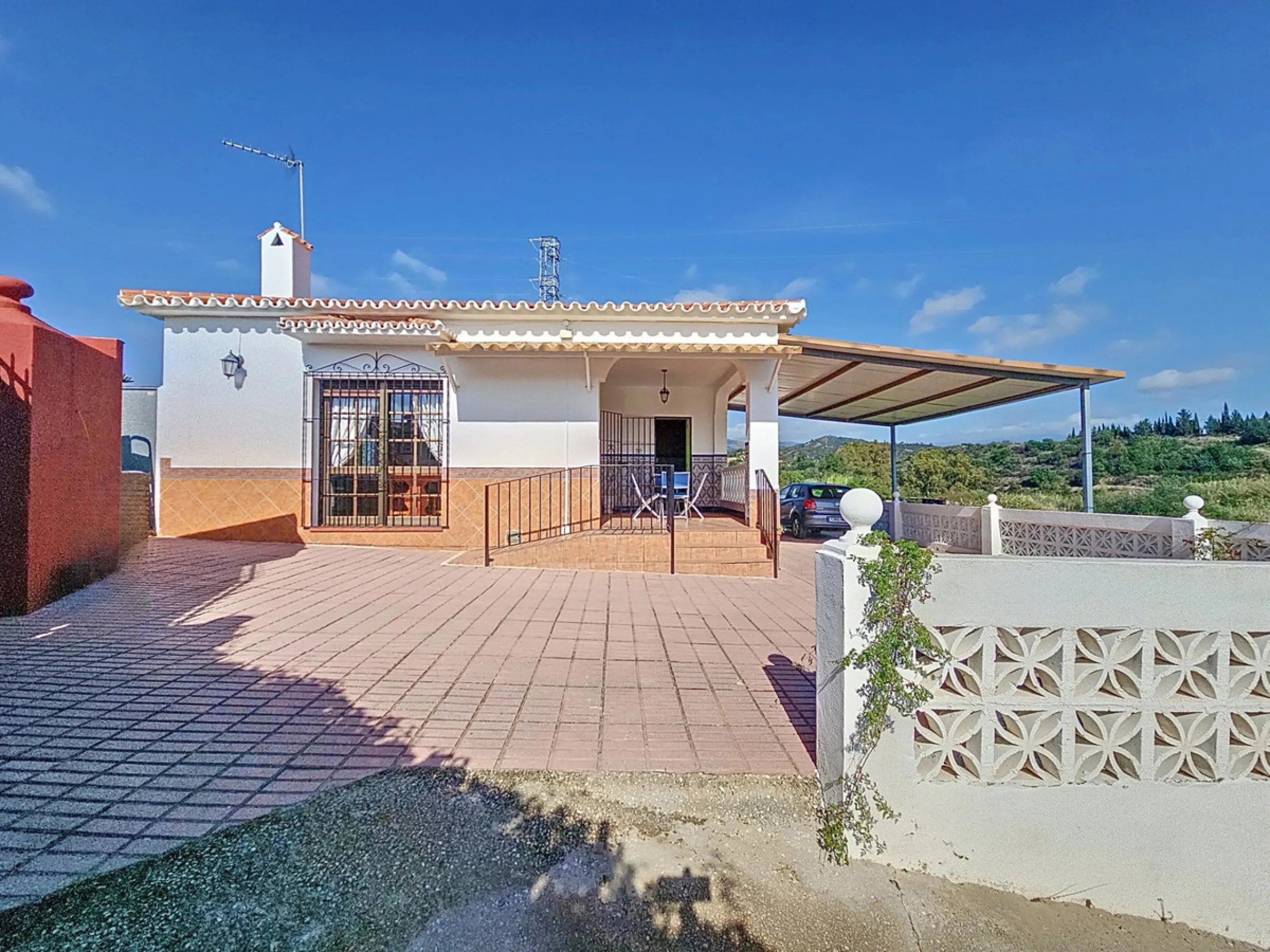 Located in the tranquil area of El Padron, in Estepona East, this estate offers a perfect retreat for those seeking to combine the serenity of the countryside with proximity to the city. With an extensive area of 6,096m², the property stands out for its p