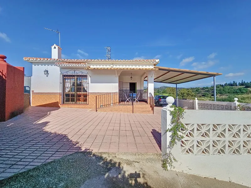 Located in the tranquil area of El Padron, in Estepona East, this estate offers a perfect retreat for those seeking to combine the serenity of the countryside with proximity to the city. With an extensive area of 6,096m², the property stands out for its p