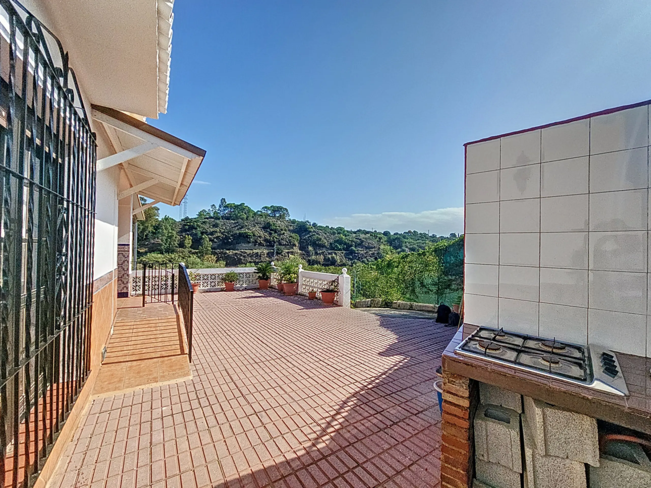Located in the tranquil area of El Padron, in Estepona East, this estate offers a perfect retreat for those seeking to combine the serenity of the countryside with proximity to the city. With an extensive area of 6,096m², the property stands out for its p