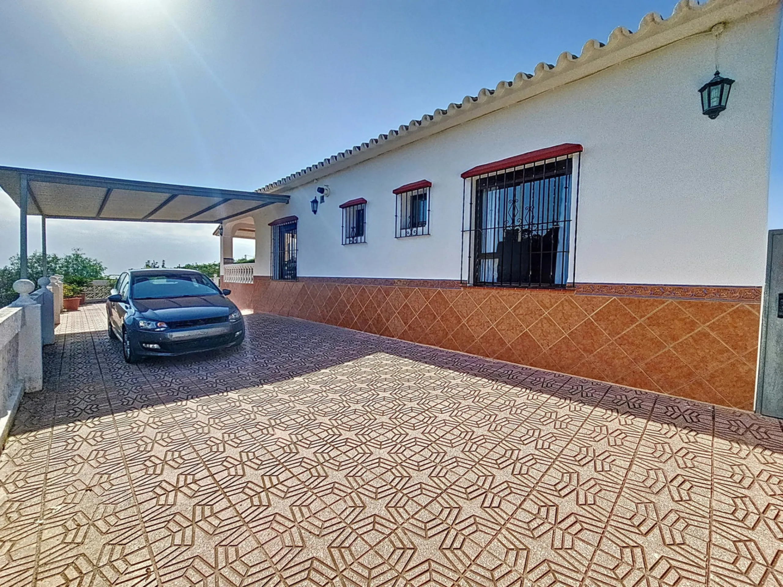 Located in the tranquil area of El Padron, in Estepona East, this estate offers a perfect retreat for those seeking to combine the serenity of the countryside with proximity to the city. With an extensive area of 6,096m², the property stands out for its p