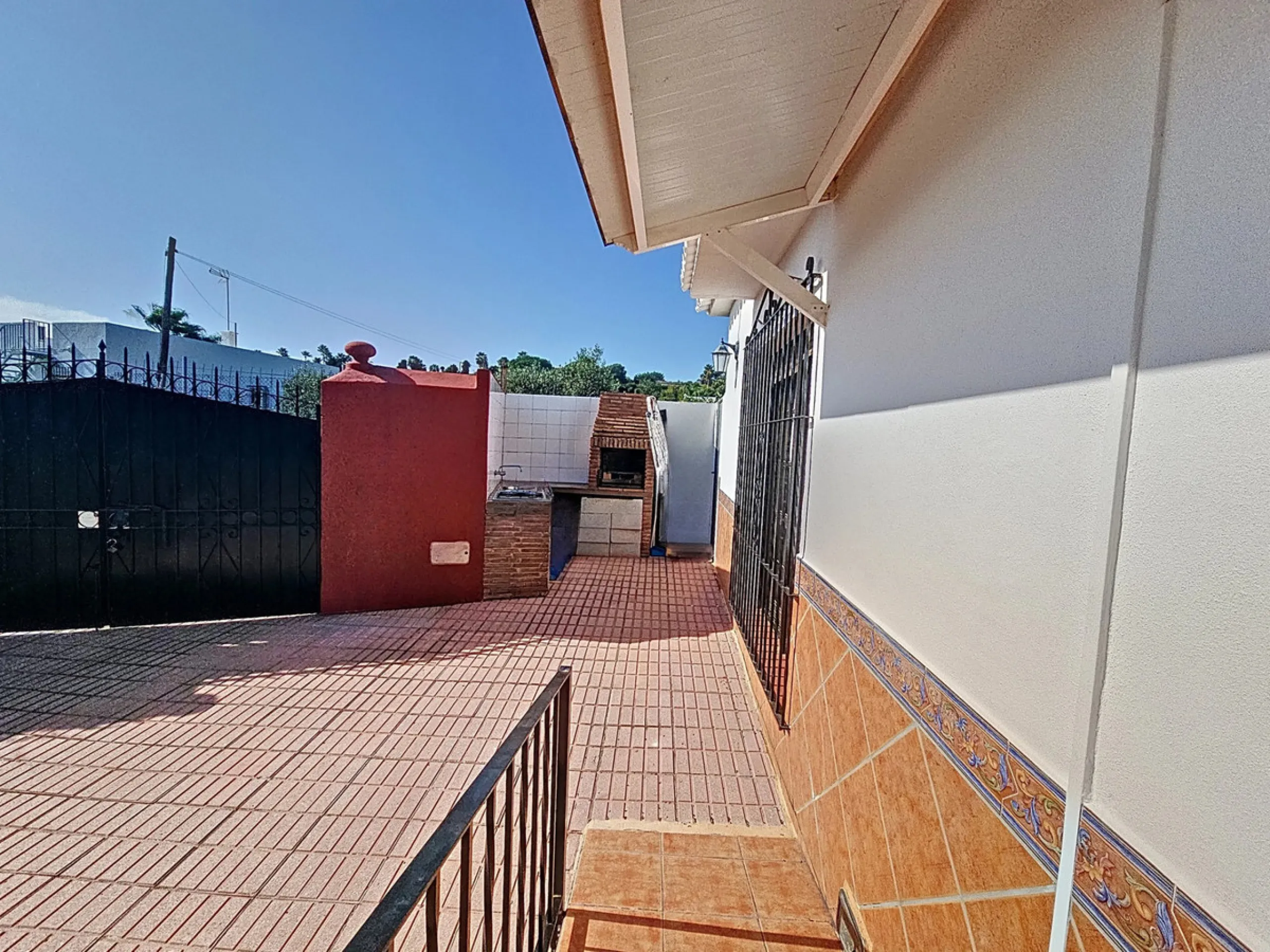 Located in the tranquil area of El Padron, in Estepona East, this estate offers a perfect retreat for those seeking to combine the serenity of the countryside with proximity to the city. With an extensive area of 6,096m², the property stands out for its p