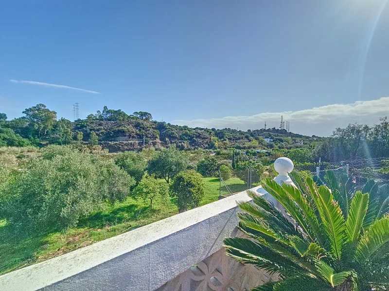 Located in the tranquil area of El Padron, in Estepona East, this estate offers a perfect retreat for those seeking to combine the serenity of the countryside with proximity to the city. With an extensive area of 6,096m², the property stands out for its p