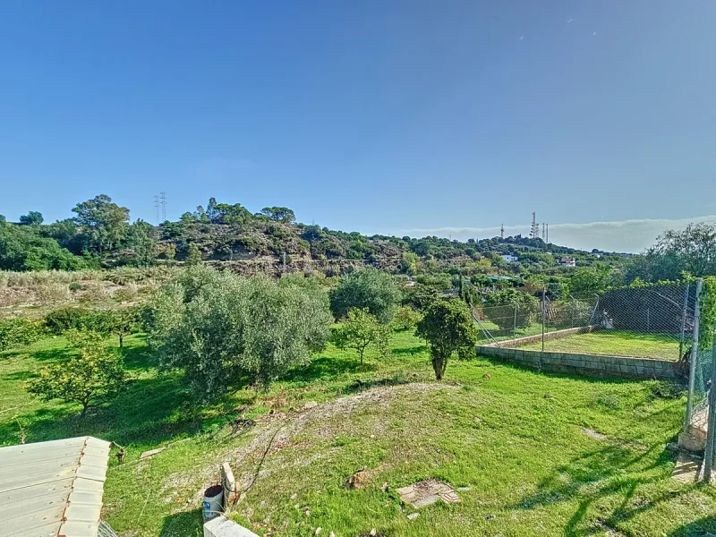 Located in the tranquil area of El Padron, in Estepona East, this estate offers a perfect retreat for those seeking to combine the serenity of the countryside with proximity to the city. With an extensive area of 6,096m², the property stands out for its p