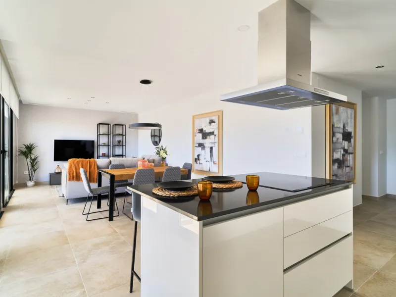 Elegant 3-bedroom, 2-bathroom apartment located on the first floor within an exclusive private residential complex in the Atalaya area, in the golden triangle of Marbella – Estepona – Benahavís.