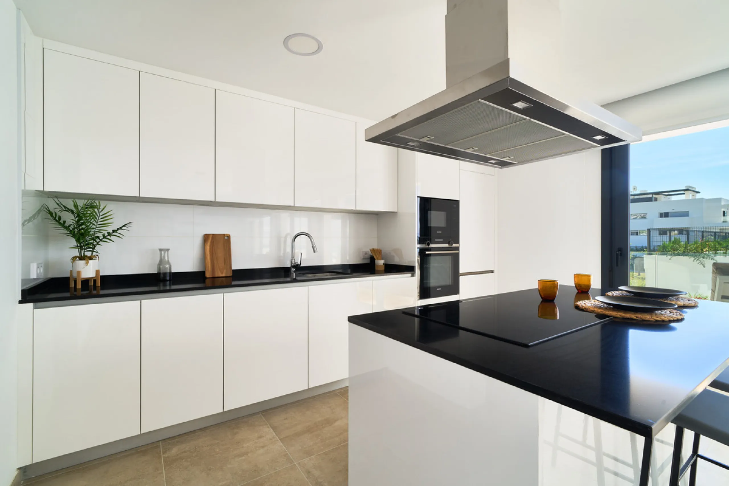 Elegant 3-bedroom, 2-bathroom apartment located on the first floor within an exclusive private residential complex in the Atalaya area, in the golden triangle of Marbella – Estepona – Benahavís.
