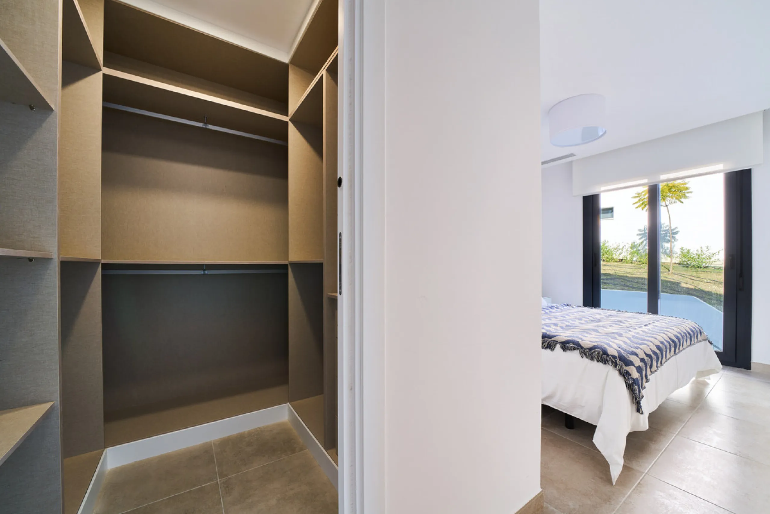 Elegant 3-bedroom, 2-bathroom apartment located on the first floor within an exclusive private residential complex in the Atalaya area, in the golden triangle of Marbella – Estepona – Benahavís.