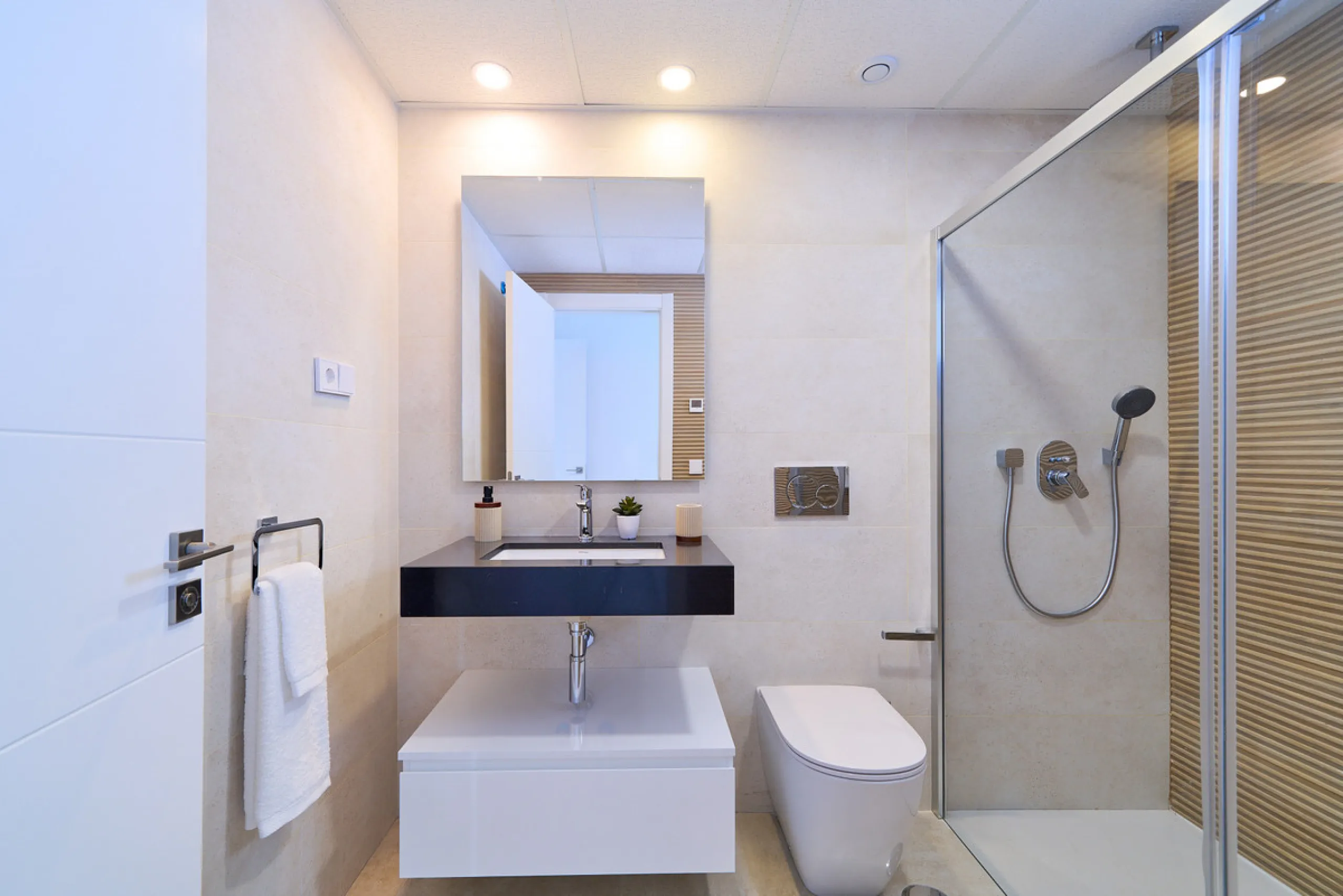 Elegant 3-bedroom, 2-bathroom apartment located on the first floor within an exclusive private residential complex in the Atalaya area, in the golden triangle of Marbella – Estepona – Benahavís.