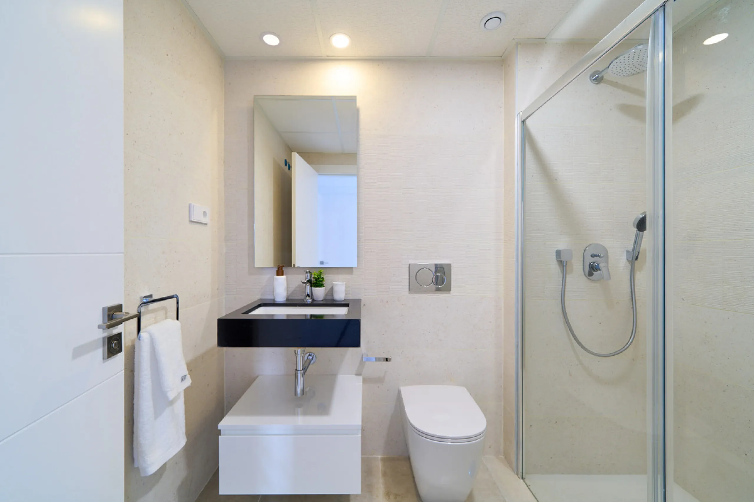 Elegant 3-bedroom, 2-bathroom apartment located on the first floor within an exclusive private residential complex in the Atalaya area, in the golden triangle of Marbella – Estepona – Benahavís.