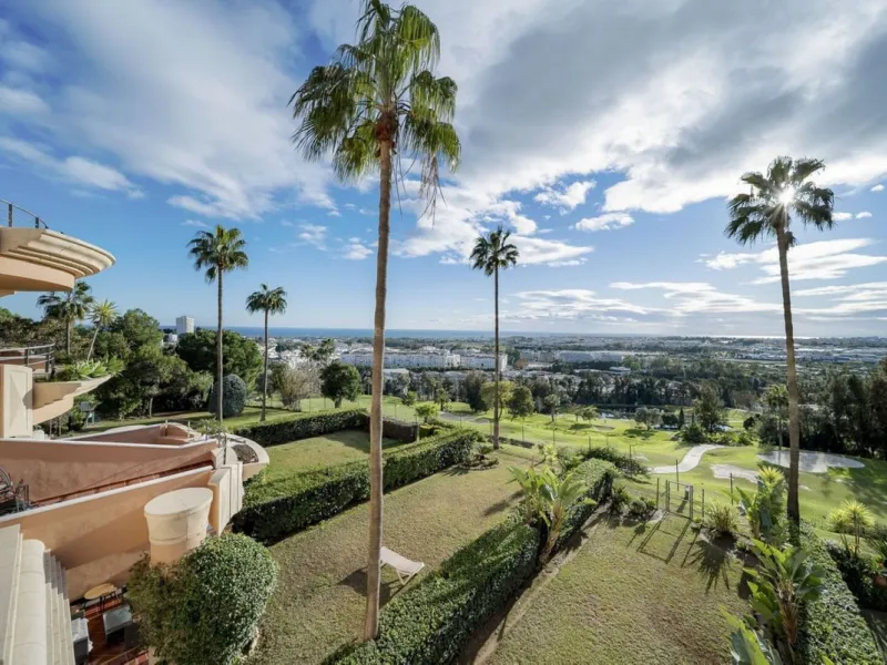 Bathed in sunlight and boasting stunning Mediterranean vistas, this south-facing luxury apartment in Magna Marbella represents the pinnacle of contemporary living in the esteemed Golf Valley of Nueva Andalucía.