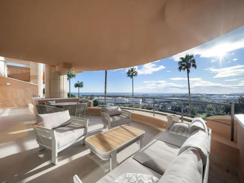 Bathed in sunlight and boasting stunning Mediterranean vistas, this south-facing luxury apartment in Magna Marbella represents the pinnacle of contemporary living in the esteemed Golf Valley of Nueva Andalucía.