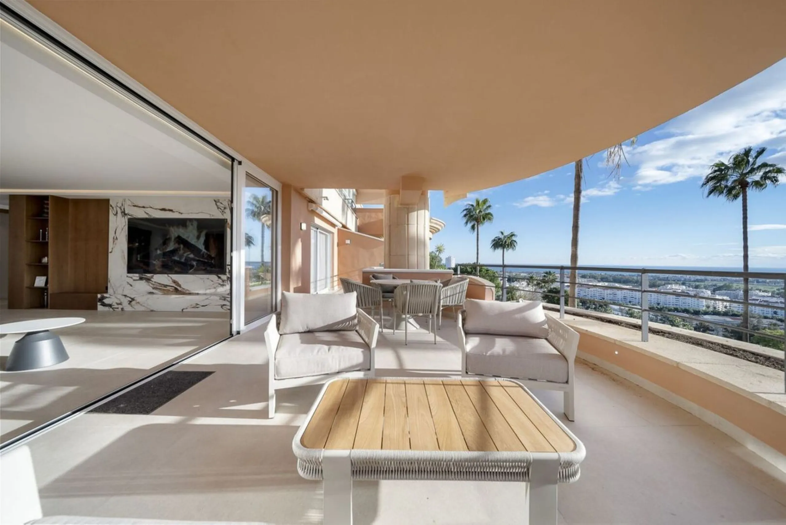 Bathed in sunlight and boasting stunning Mediterranean vistas, this south-facing luxury apartment in Magna Marbella represents the pinnacle of contemporary living in the esteemed Golf Valley of Nueva Andalucía.
