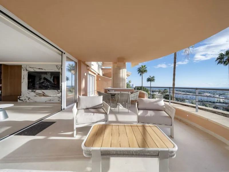 Bathed in sunlight and boasting stunning Mediterranean vistas, this south-facing luxury apartment in Magna Marbella represents the pinnacle of contemporary living in the esteemed Golf Valley of Nueva Andalucía.