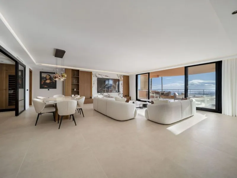 Bathed in sunlight and boasting stunning Mediterranean vistas, this south-facing luxury apartment in Magna Marbella represents the pinnacle of contemporary living in the esteemed Golf Valley of Nueva Andalucía.