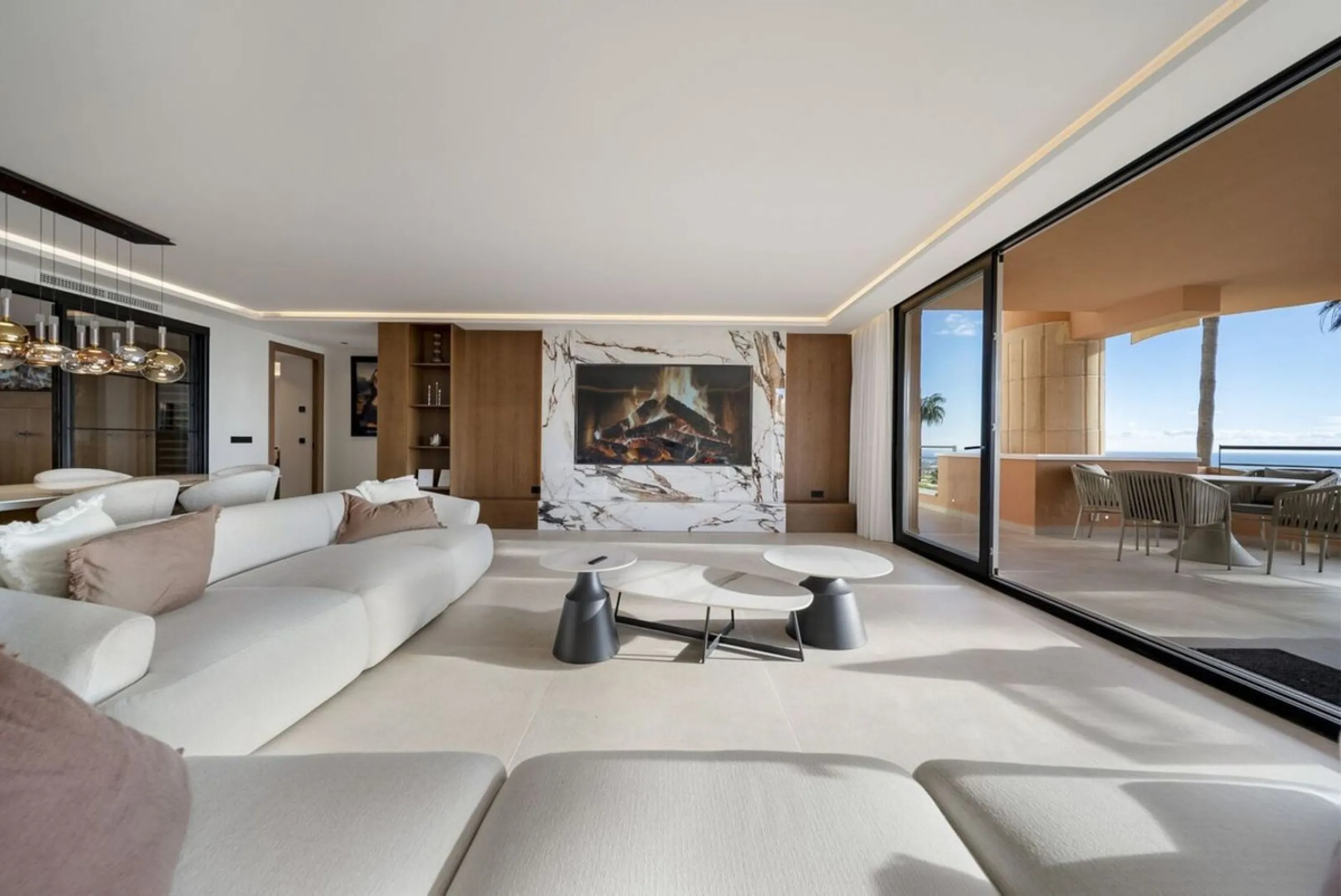 Bathed in sunlight and boasting stunning Mediterranean vistas, this south-facing luxury apartment in Magna Marbella represents the pinnacle of contemporary living in the esteemed Golf Valley of Nueva Andalucía.