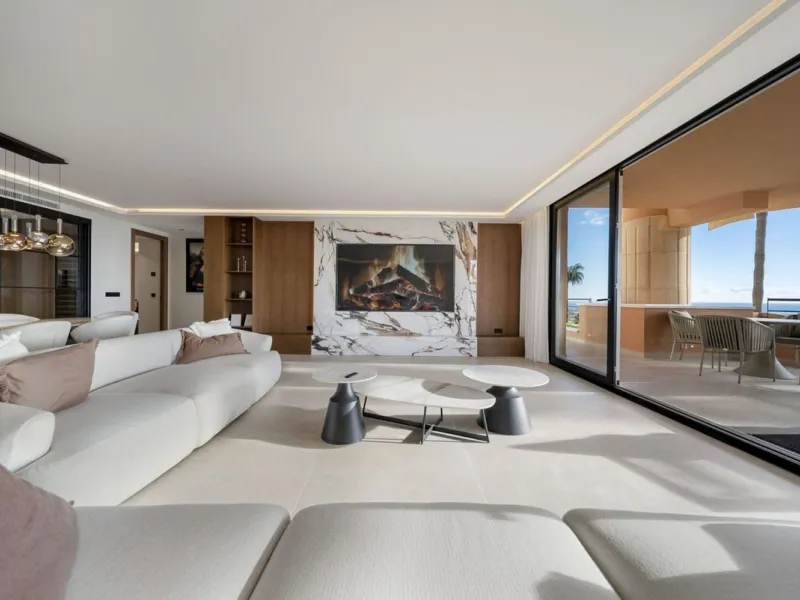 Bathed in sunlight and boasting stunning Mediterranean vistas, this south-facing luxury apartment in Magna Marbella represents the pinnacle of contemporary living in the esteemed Golf Valley of Nueva Andalucía.