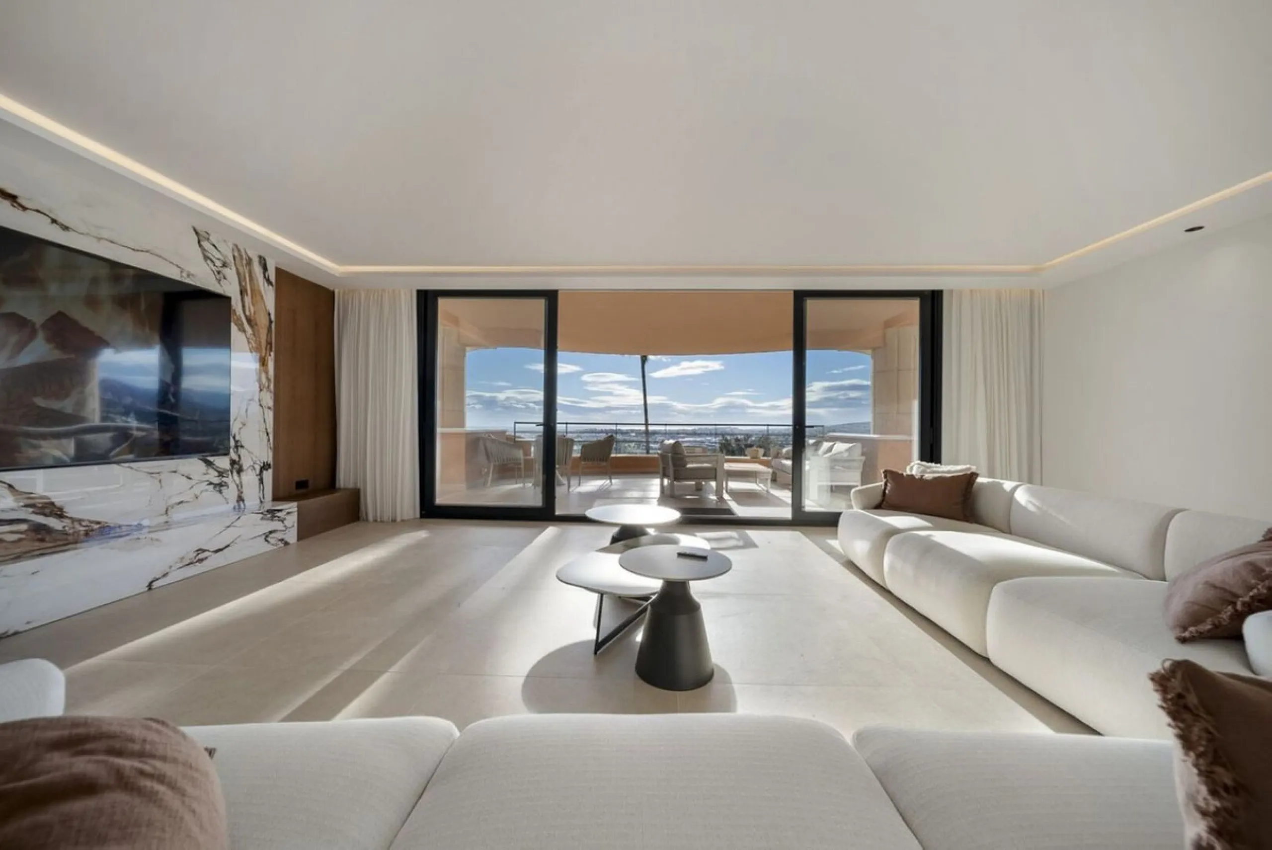Bathed in sunlight and boasting stunning Mediterranean vistas, this south-facing luxury apartment in Magna Marbella represents the pinnacle of contemporary living in the esteemed Golf Valley of Nueva Andalucía.