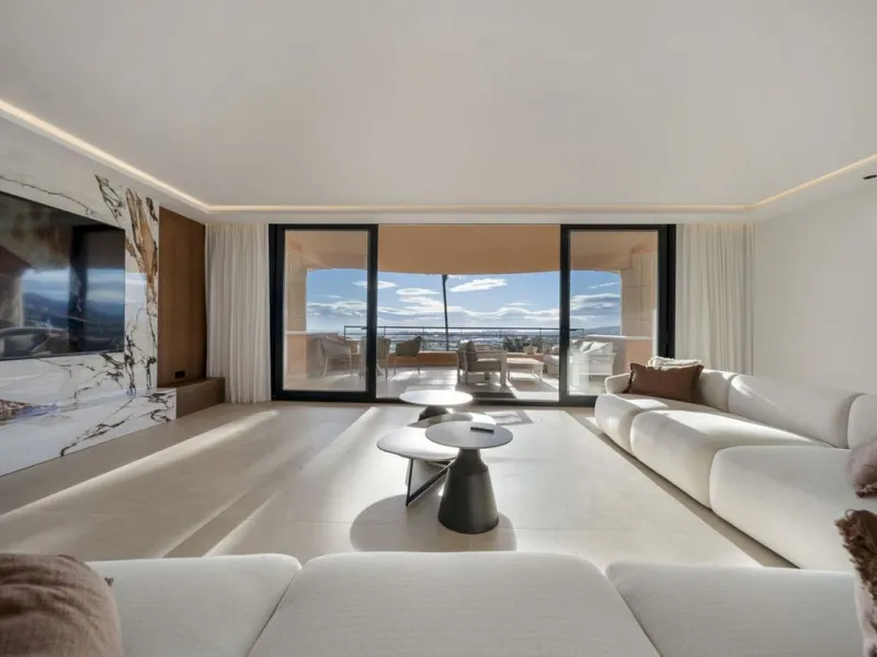 Bathed in sunlight and boasting stunning Mediterranean vistas, this south-facing luxury apartment in Magna Marbella represents the pinnacle of contemporary living in the esteemed Golf Valley of Nueva Andalucía.