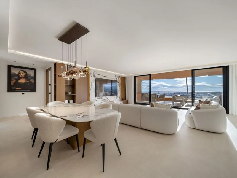 Bathed in sunlight and boasting stunning Mediterranean vistas, this south-facing luxury apartment in Magna Marbella represents the pinnacle of contemporary living in the esteemed Golf Valley of Nueva Andalucía.