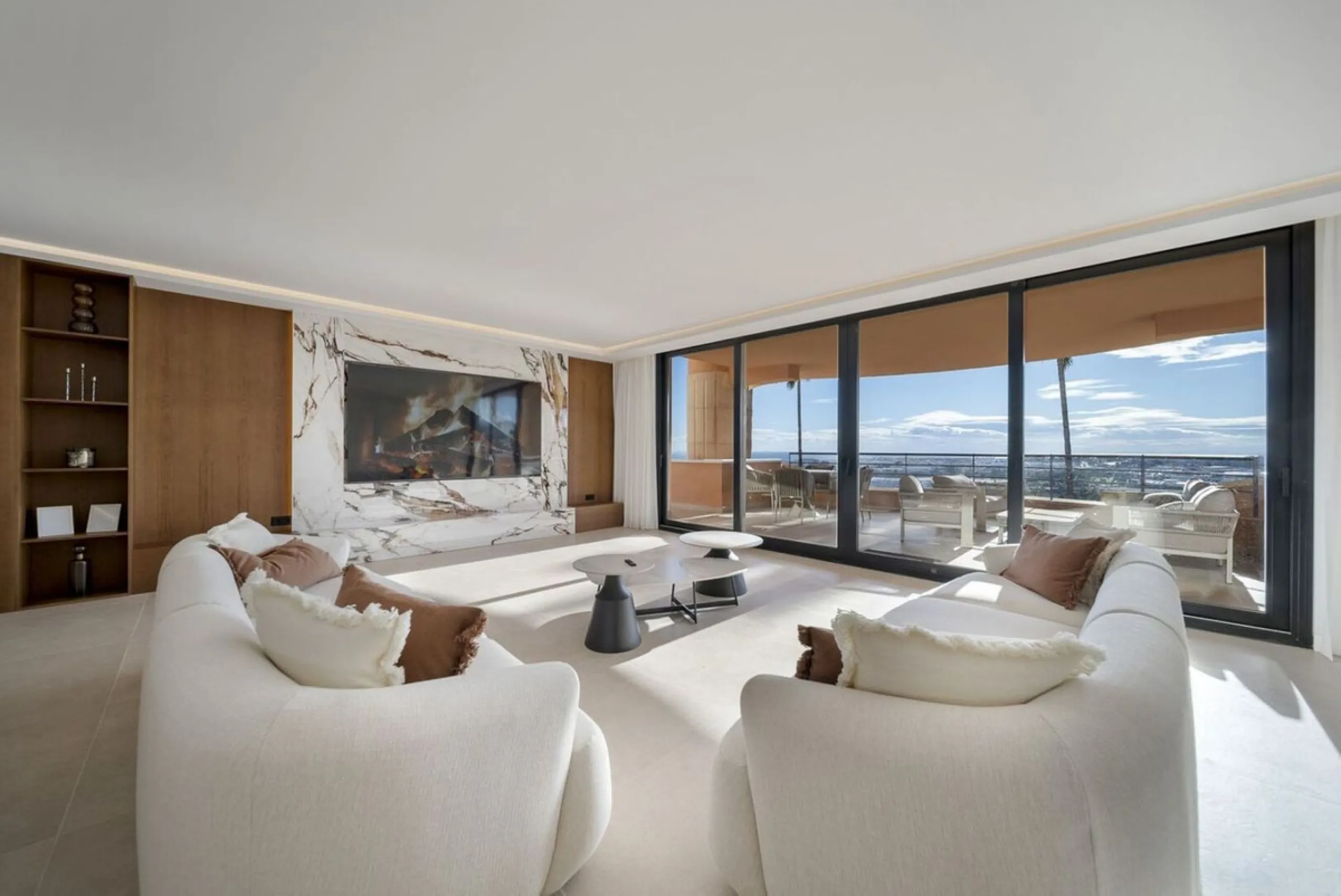 Bathed in sunlight and boasting stunning Mediterranean vistas, this south-facing luxury apartment in Magna Marbella represents the pinnacle of contemporary living in the esteemed Golf Valley of Nueva Andalucía.
