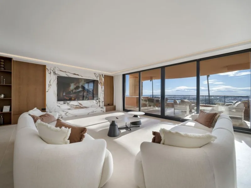 Bathed in sunlight and boasting stunning Mediterranean vistas, this south-facing luxury apartment in Magna Marbella represents the pinnacle of contemporary living in the esteemed Golf Valley of Nueva Andalucía.