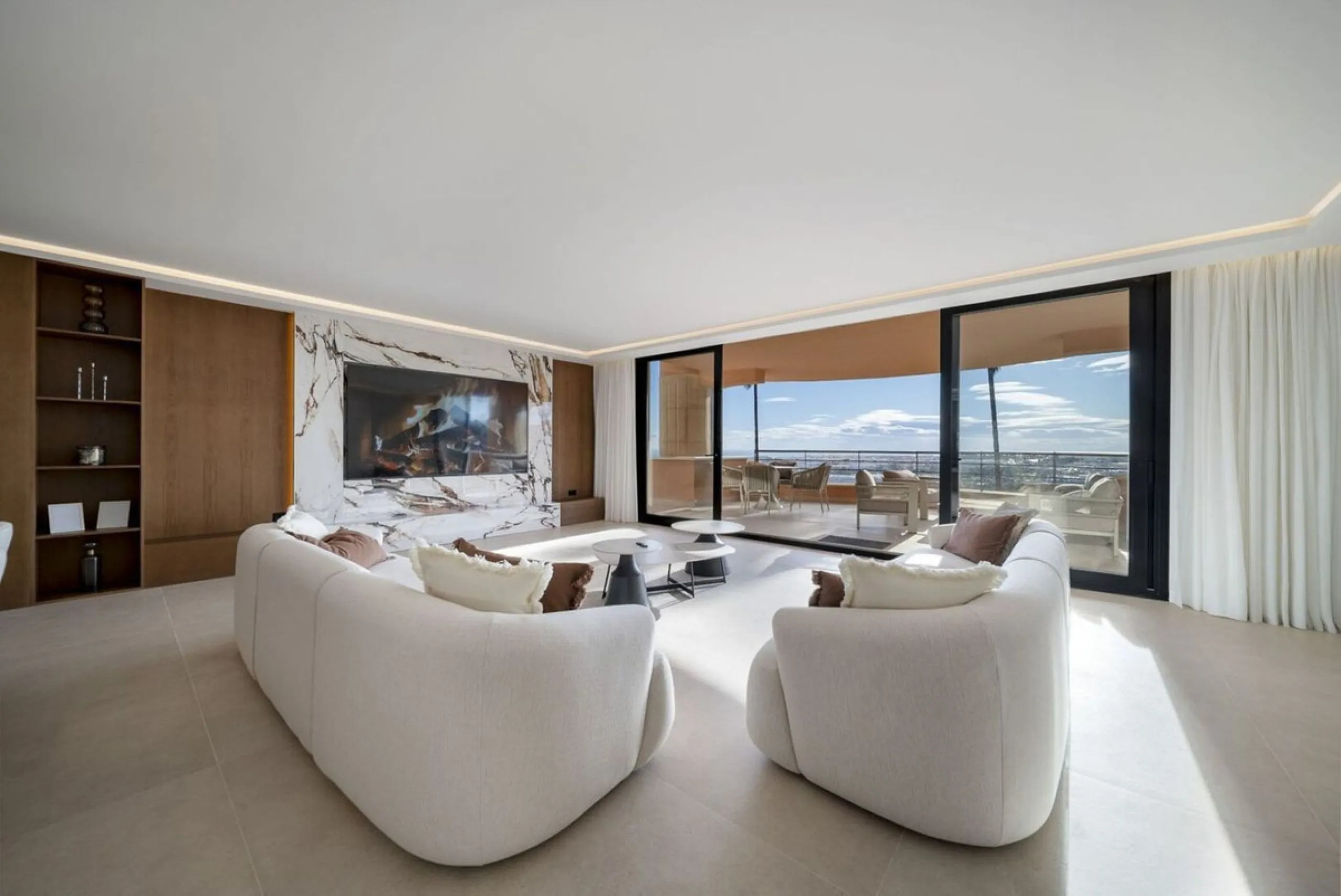 Bathed in sunlight and boasting stunning Mediterranean vistas, this south-facing luxury apartment in Magna Marbella represents the pinnacle of contemporary living in the esteemed Golf Valley of Nueva Andalucía.
