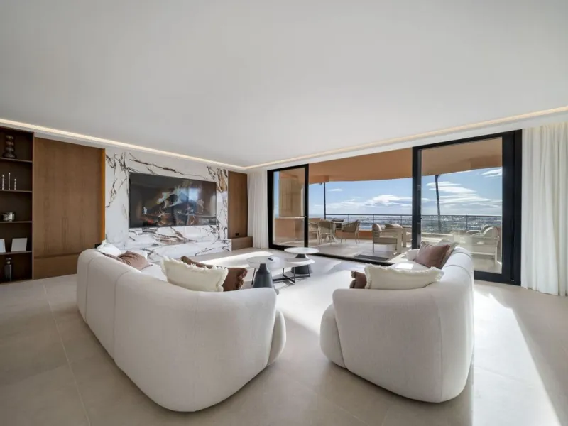 Bathed in sunlight and boasting stunning Mediterranean vistas, this south-facing luxury apartment in Magna Marbella represents the pinnacle of contemporary living in the esteemed Golf Valley of Nueva Andalucía.