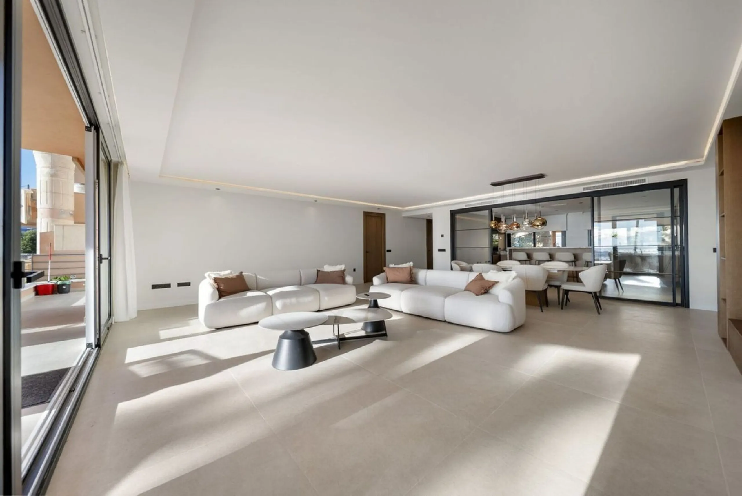 Bathed in sunlight and boasting stunning Mediterranean vistas, this south-facing luxury apartment in Magna Marbella represents the pinnacle of contemporary living in the esteemed Golf Valley of Nueva Andalucía.