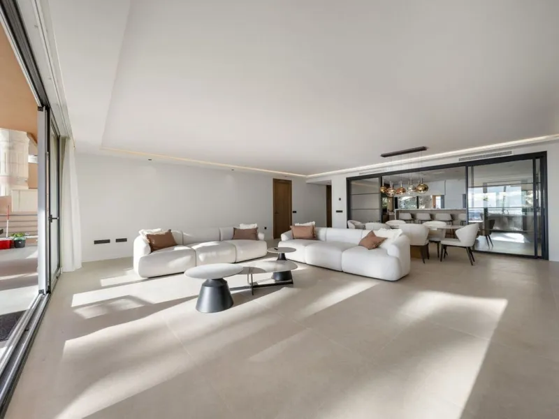 Bathed in sunlight and boasting stunning Mediterranean vistas, this south-facing luxury apartment in Magna Marbella represents the pinnacle of contemporary living in the esteemed Golf Valley of Nueva Andalucía.