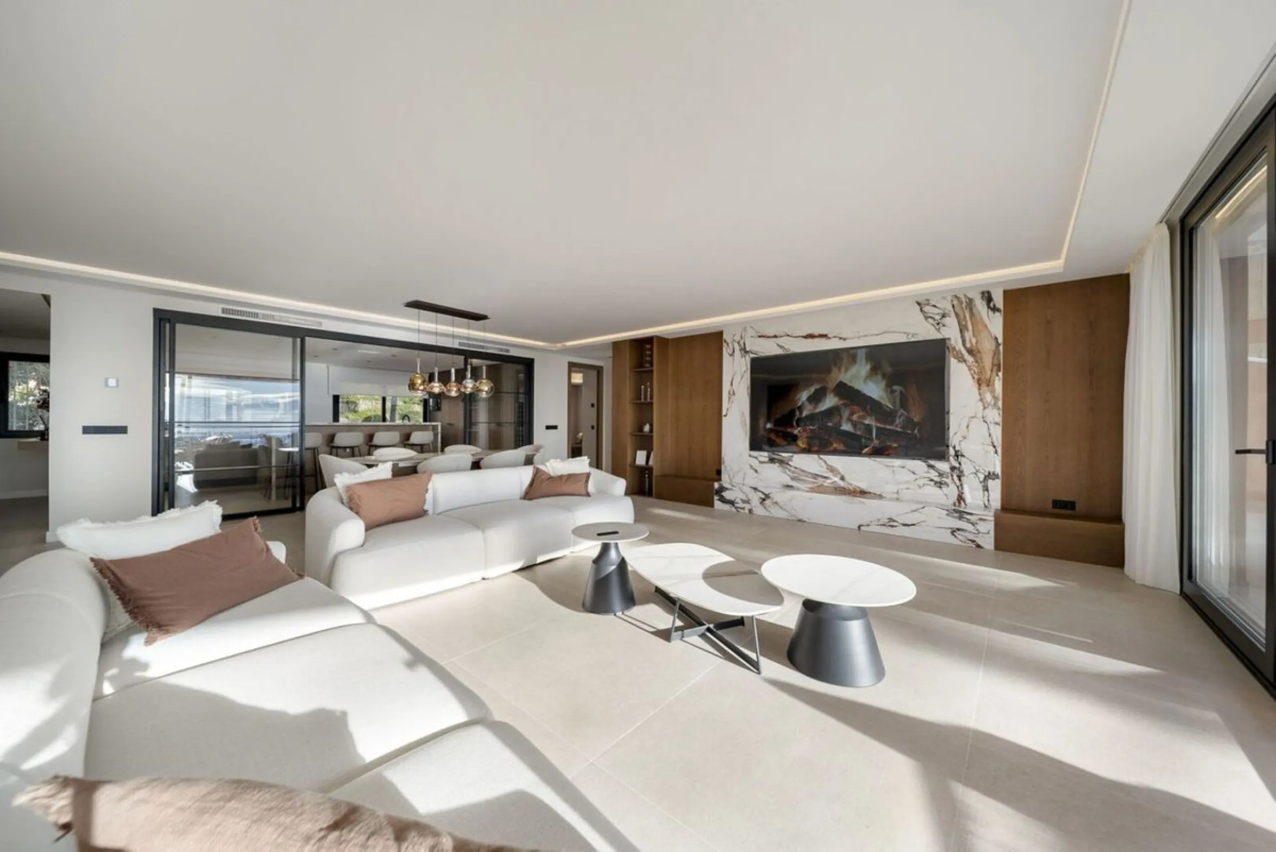 Bathed in sunlight and boasting stunning Mediterranean vistas, this south-facing luxury apartment in Magna Marbella represents the pinnacle of contemporary living in the esteemed Golf Valley of Nueva Andalucía.