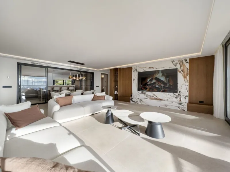 Bathed in sunlight and boasting stunning Mediterranean vistas, this south-facing luxury apartment in Magna Marbella represents the pinnacle of contemporary living in the esteemed Golf Valley of Nueva Andalucía.