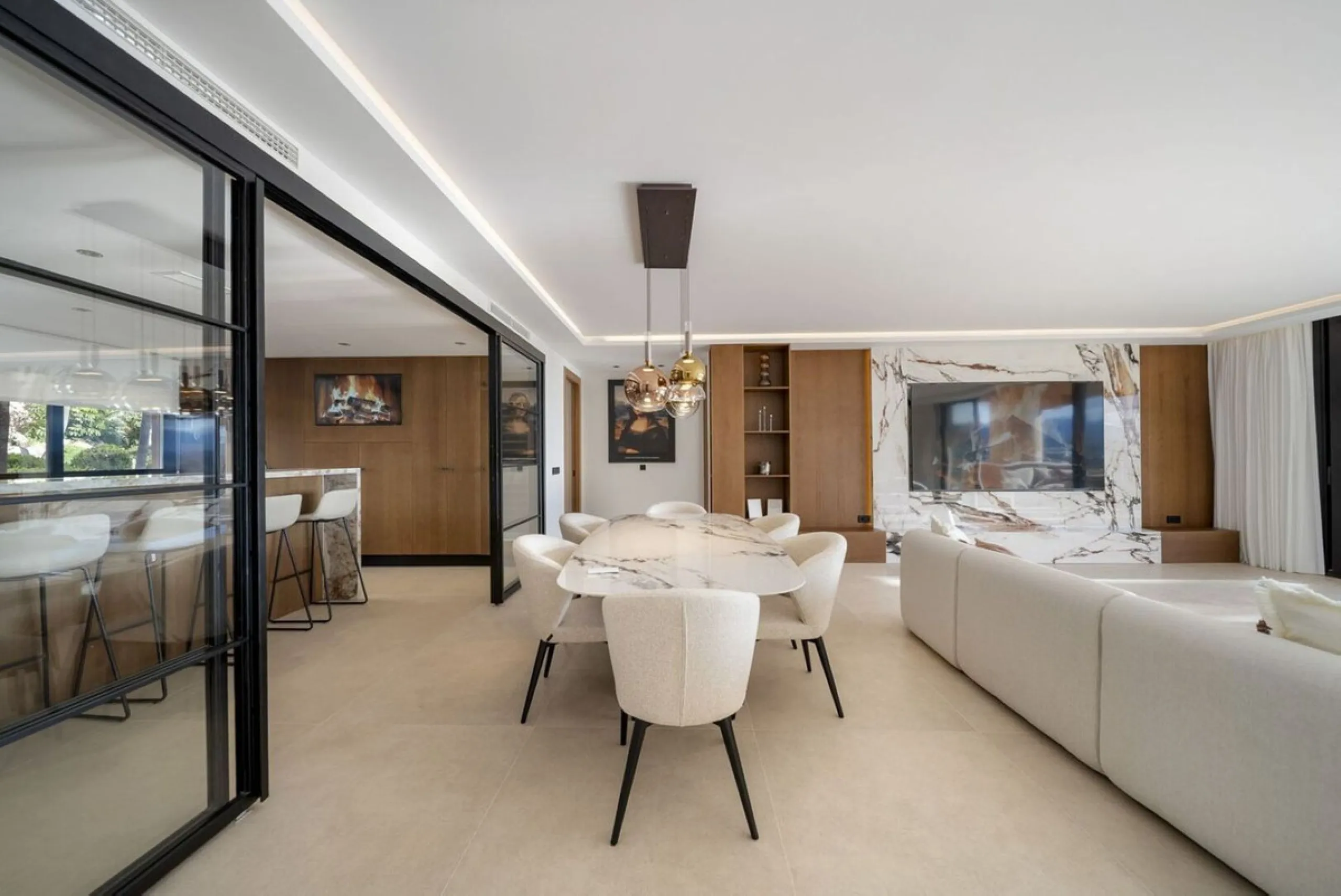 Bathed in sunlight and boasting stunning Mediterranean vistas, this south-facing luxury apartment in Magna Marbella represents the pinnacle of contemporary living in the esteemed Golf Valley of Nueva Andalucía.
