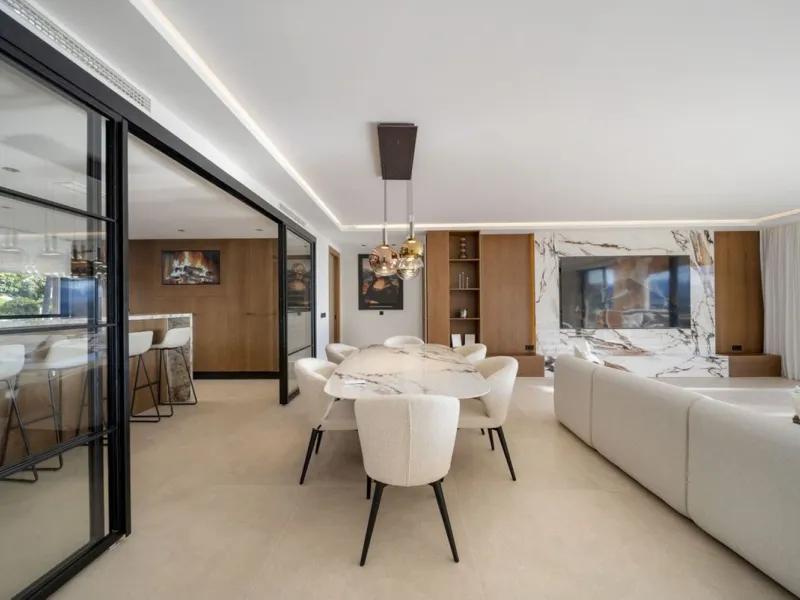 Bathed in sunlight and boasting stunning Mediterranean vistas, this south-facing luxury apartment in Magna Marbella represents the pinnacle of contemporary living in the esteemed Golf Valley of Nueva Andalucía.